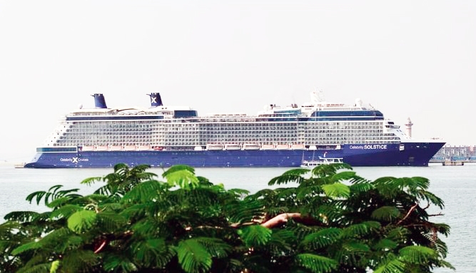 Two super cruise ships bring nearly 5,000 international tourists to Ha Long